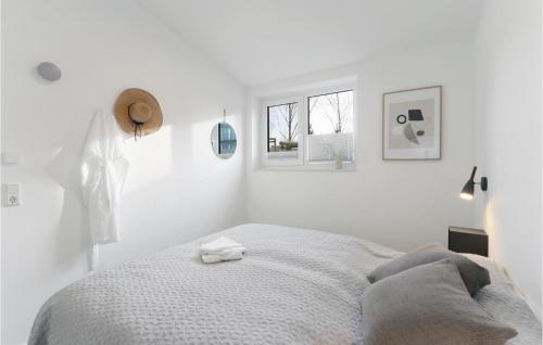 - une chambre blanche avec un lit et une fenêtre dans l'établissement Gorgeous Home In Lembruch-dmmer See With Sauna, à Lembruch