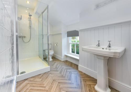 a bathroom with a sink and a shower at 2 Bryn Hyfryd in Llanbedrog