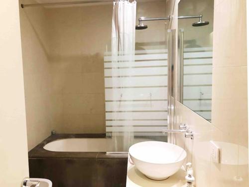 威尼斯的住宿－Magnolia Apartment, easy for family，带浴缸、卫生间和盥洗盆的浴室