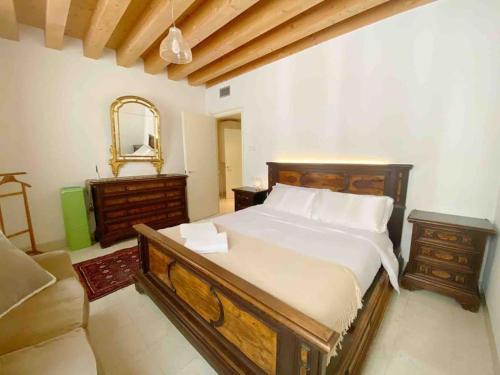 威尼斯的住宿－Magnolia Apartment, easy for family，一间卧室配有一张床、镜子和一张沙发