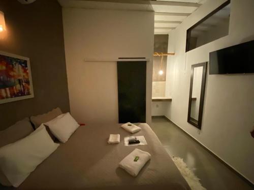 um quarto com uma cama com duas toalhas em Pousada Recanto Querubins em Paty do Alferes