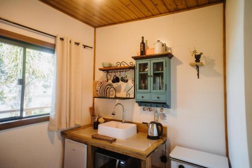een kleine badkamer met een wastafel en een kast bij Vista para o Mar Dunas e Lagoa em Garopaba in Garopaba