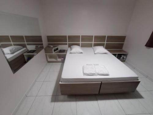 1 dormitorio con cama y espejo en Hotel Flert - Tatuapé, en São Paulo