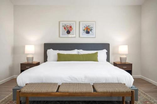 Ένα ή περισσότερα κρεβάτια σε δωμάτιο στο Golden Desert Getaway Family Friendly Home