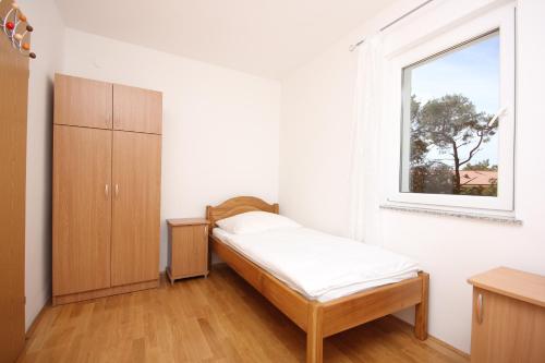 Postel nebo postele na pokoji v ubytování Apartments by the sea Artatore, Losinj - 8022