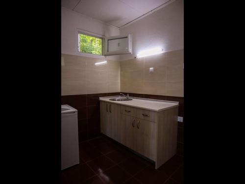 Kamenaにある23 persons Bungalow in nice complex for familyの洗面台とトイレ付きの小さなバスルーム