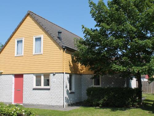 Spacious holiday home with sauna on a holiday park only 200m away from the beach