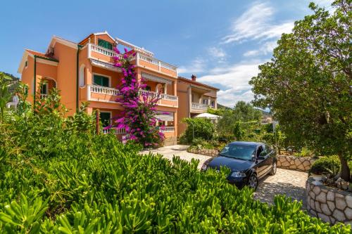 Apartments with parking space Barbat, Rab - 20080