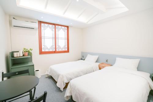 Postel nebo postele na pokoji v ubytování HotelArrive Jeonju Sihwayeonpung
