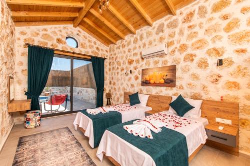 Havuzu dışarıdan görünmeyen jakuzili özel havuzlu lüks villa