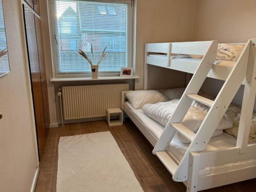 Mały pokój z łóżkiem piętrowym i drabiną w obiekcie Holiday home Hvide Sande CXIV w mieście Hvide Sande