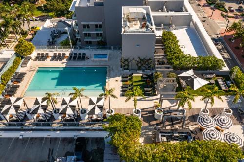 vista aerea sulla piscina di un resort di Boulan South Beach a Miami Beach