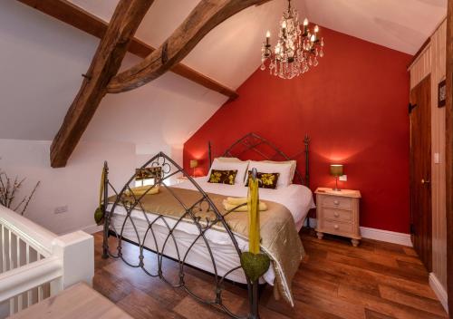 RhiwにあるBodwyddog Bachの赤い壁のベッドルーム1室
