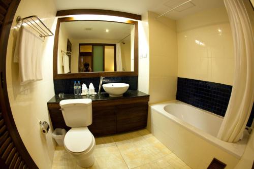 Ванная комната в Coconut Beach Resort