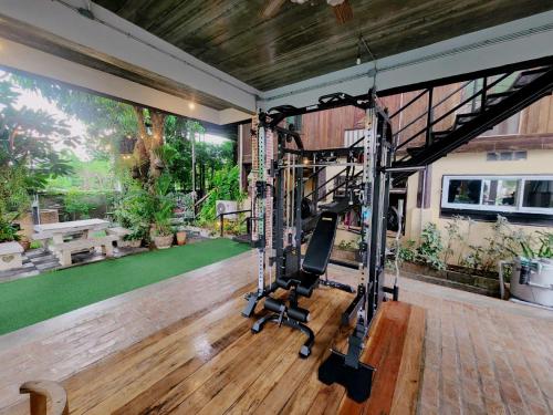 una habitación con un gimnasio con una máquina de correr en Above The Sea Maesariang, en Mae Sariang