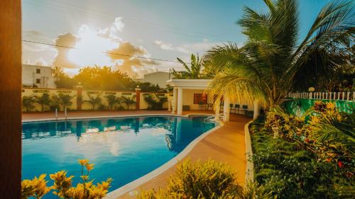 una piscina frente a una casa en Capital Hotel en Garapan