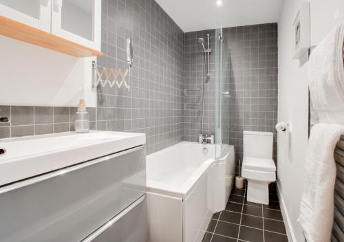 Ferryside的住宿－Bwthyn Bach，浴室配有白色水槽和卫生间。