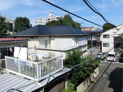 a view of a house with a balcony at 交流の宿 in Musashino