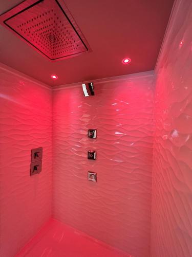 ジャクソンにあるImperial Suites, Adults Onlyの赤い照明と水壁の部屋