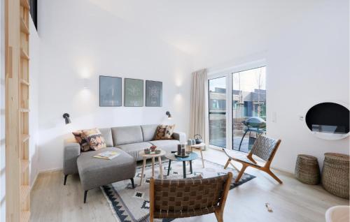 a living room with a couch and a table at Lovely Home In Lembruchdümmer See in Lembruch