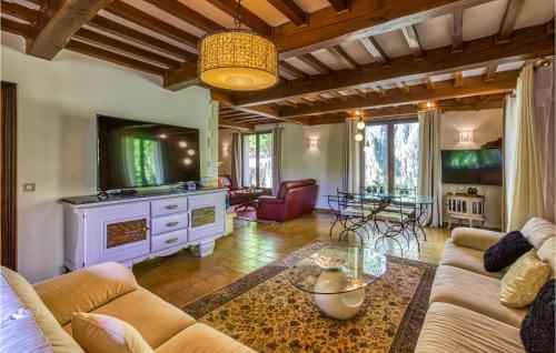 un salon avec un canapé et une table dans l'établissement Cozy Home In Montricoux, à Montricoux