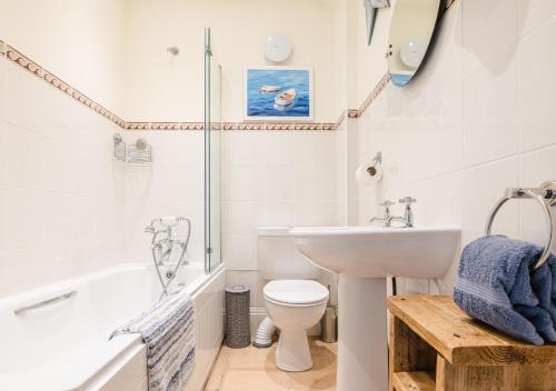 La salle de bains est pourvue d'un lavabo, de toilettes et d'une baignoire. dans l'établissement Chart House, à Tenby
