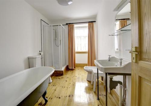 y baño con 2 lavabos y bañera. en Clynderwen House en Pembroke