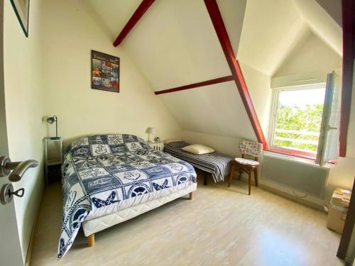 une chambre avec un lit et une fenêtre dans l'établissement Maison confortable près de la plage avec piscine à Sarzeau, Presqu'île de Rhuys - FR-1-639-20, à Sarzeau