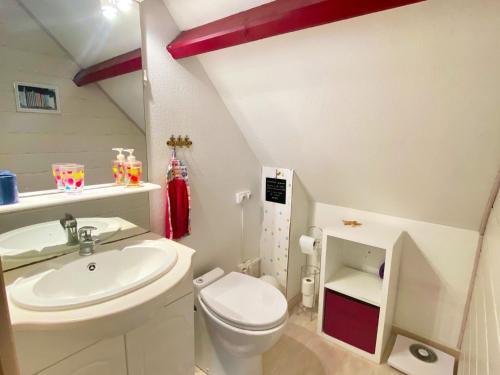 une salle de bain avec des toilettes blanches et un lavabo dans l'établissement Maison confortable près de la plage avec piscine à Sarzeau, Presqu'île de Rhuys - FR-1-639-20, à Sarzeau