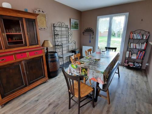 une salle à manger avec une table et des chaises dans l'établissement Maison de plain-pied avec jardin clôturé, proche Thermes St Roch - 3 chambres, WiFi, cuisine équipée - FR-1-541-46, à La Roche-Posay
