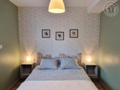 Кровать или кровати в номере Gîte Preux-au-Bois, 2 pièces, 3 personnes - FR-1-510-168