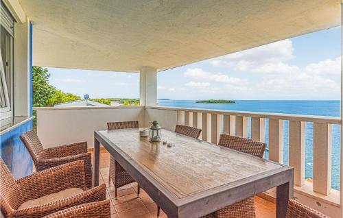 Stunning Apartment In Primosten With Jacuzzi, Wifi And 2 Bedrooms