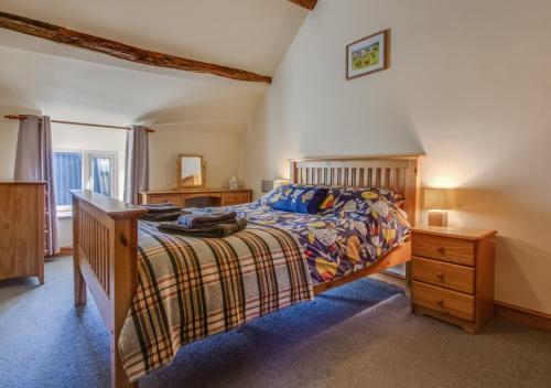1 dormitorio con 1 cama y vestidor en Cwm Hesgen, en Rhydymain