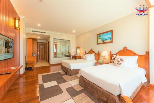 Postel nebo postele na pokoji v ubytování Huong Viet Hotel Quy Nhon - Beachfront
