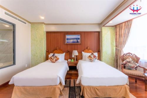 Postel nebo postele na pokoji v ubytování Huong Viet Hotel Quy Nhon - Beachfront