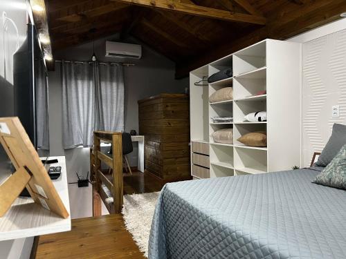 a bedroom with a bed and a wooden ceiling at Moradas Desterro, próximo ao aeroporto 23 in Florianópolis