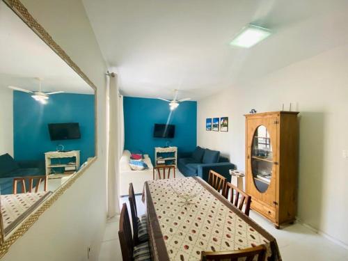 Apartamento da vovó في باليريو كامبوريو: غرفة معيشة بها طاولة وأريكة