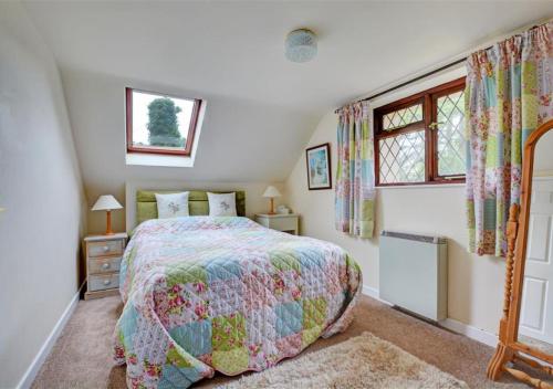サンダースフットにあるStable Cottageのベッドルーム(ベッド1台、窓付)