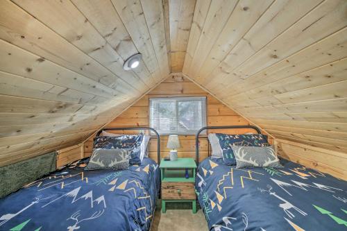 sypialnia z 2 łóżkami w drewnianym domku w obiekcie Wandering Elk Cabin Retreat with Golf Access! w mieście Packwood