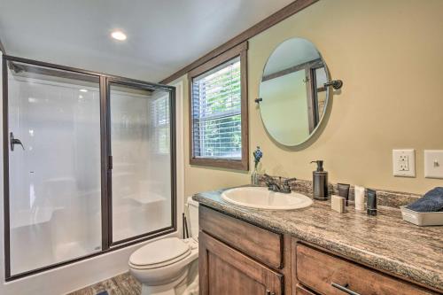 Ένα μπάνιο στο Morganton Tiny Home Less Than 5 Mi to Blue Ridge Lake