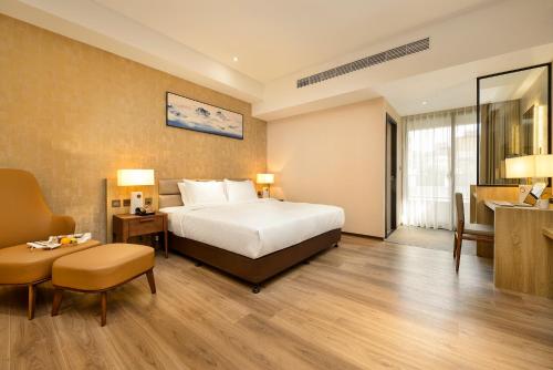 um quarto de hotel com uma cama e uma secretária em Joyfultel em Guishan