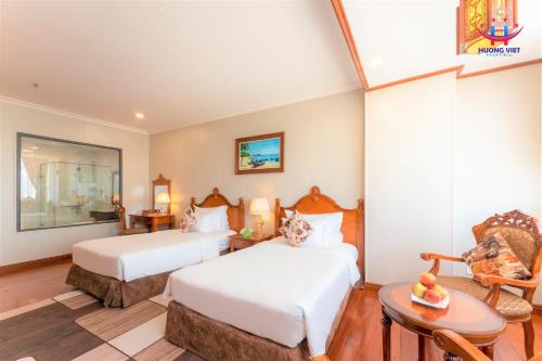 Postel nebo postele na pokoji v ubytování Huong Viet Hotel Quy Nhon - Beachfront