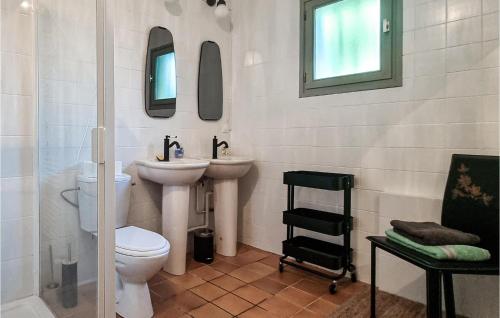 Koupelna v ubytování 4 Bedroom Lovely Home In Le Grand-village-plage