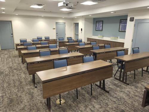 a classroom with desks and chairs in a room at Staybridge Suites - Denver North - Thornton by IHG in Thornton