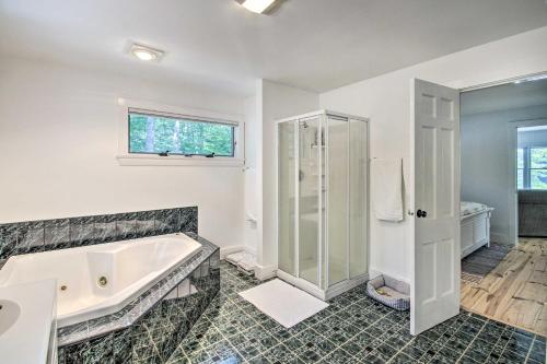 y baño con bañera y ducha. en Family-Friendly Greenwood Home with Lake Access, en Greenwood
