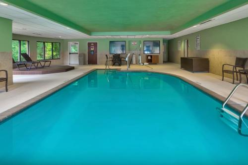 切薩皮克的住宿－切薩皮克快捷假日&套房酒店，在酒店房间的一个大型游泳池