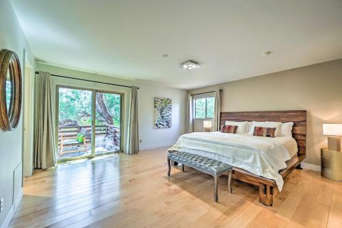 um quarto com uma cama grande e uma janela grande em Scenic Sedona Duplex - Cathedral Rock Views! em Sedona