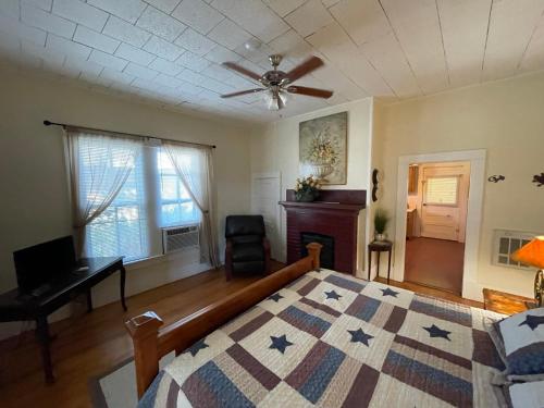 Postel nebo postele na pokoji v ubytování Carriage Inn Bandera Suite 2