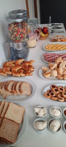 een tafel vol met verschillende soorten brood en gebak bij HOTEL OLIVIA in Mina Clavero