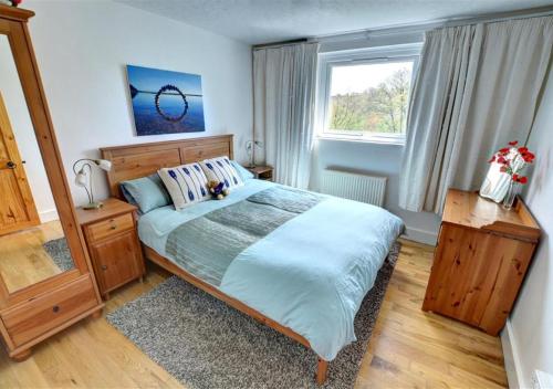 um quarto com uma cama grande e uma janela em The Leap em Walton West